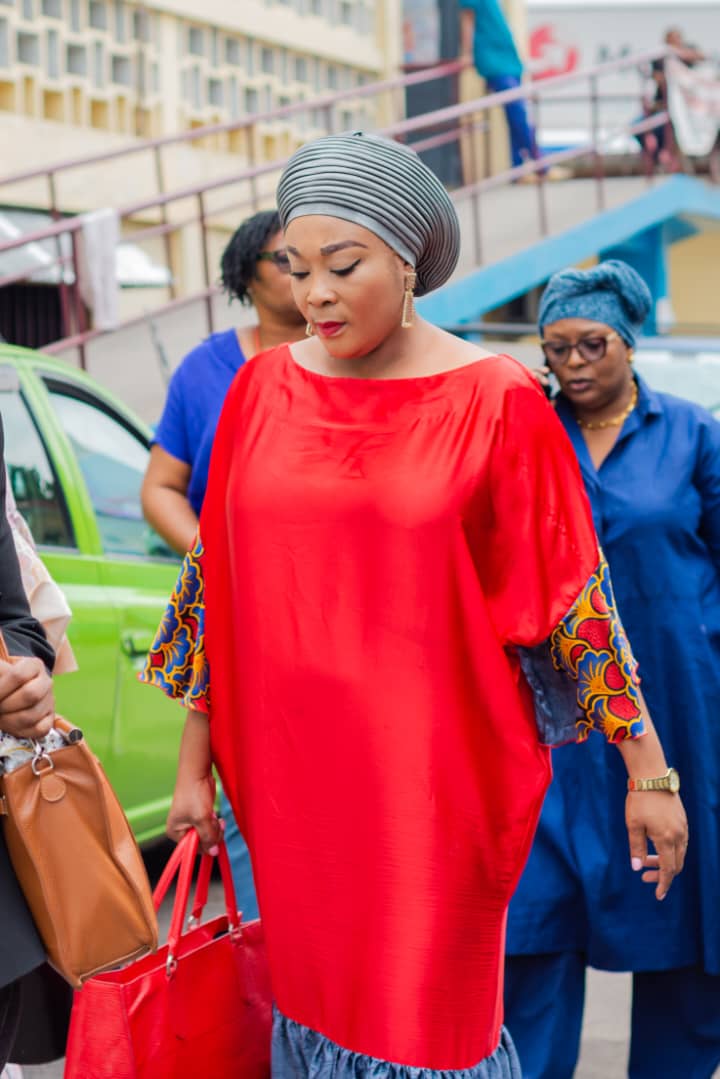 caroline_pindi's tweet photo. Les femmes du G100 RDC dont je fais partie, sont allées libérer la maman des triplés de l'hôpital OMECO à Matete.  Nous avons aussi pu aider à sortir 3 autres jeunes femmes qui etaient retenues avec leurs bébés faute des moyens.

#coordonnatricechantalmulop 
#G100 
#MIES https://t.co/sgEeMmMzuH
