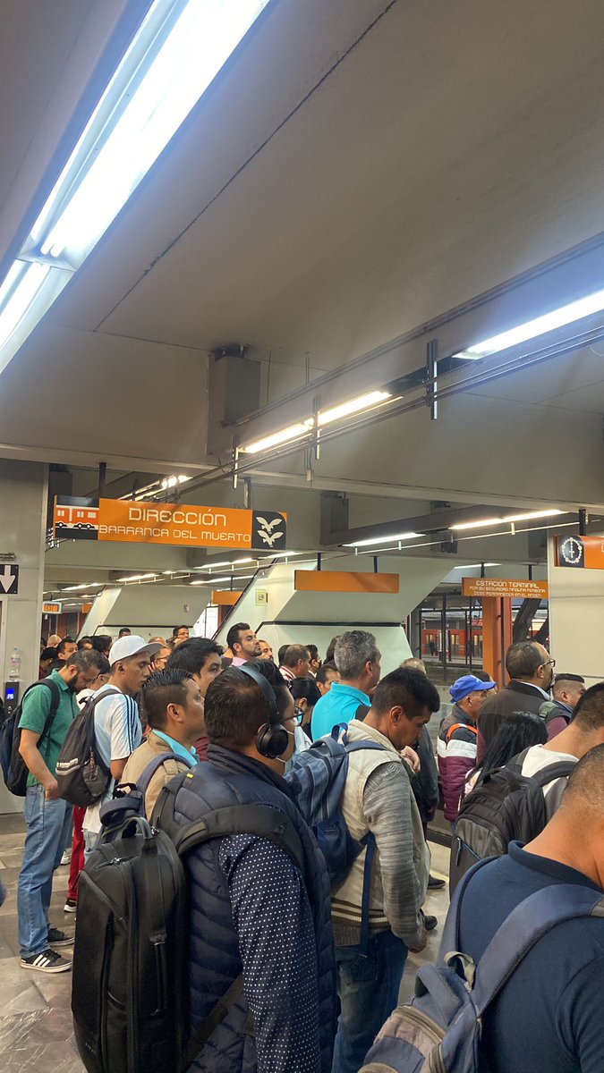 @MetroCDMX #AvisoMetro línea 7 sin avance de trenes