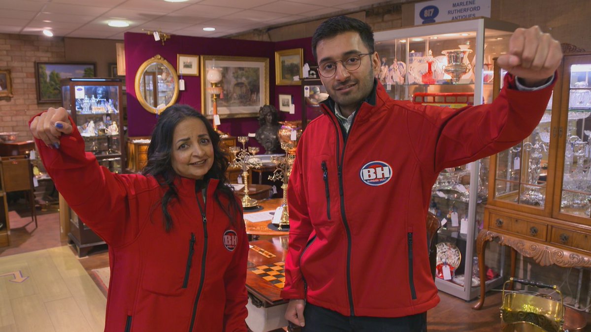 BBCBargainHunt's tweet image. Today's #BBCBargainHunt came from lovely #Hemswell in #Lincolnshire, with @hawley_caroline in charge,  @izziebalmer1  @VintiquesMark our experts and auctioneer @ColinYoungAWA. 🔴 🔵 

Head to ➡️ @BBCiPlayer 📺  bbc.co.uk/programmes/m00…