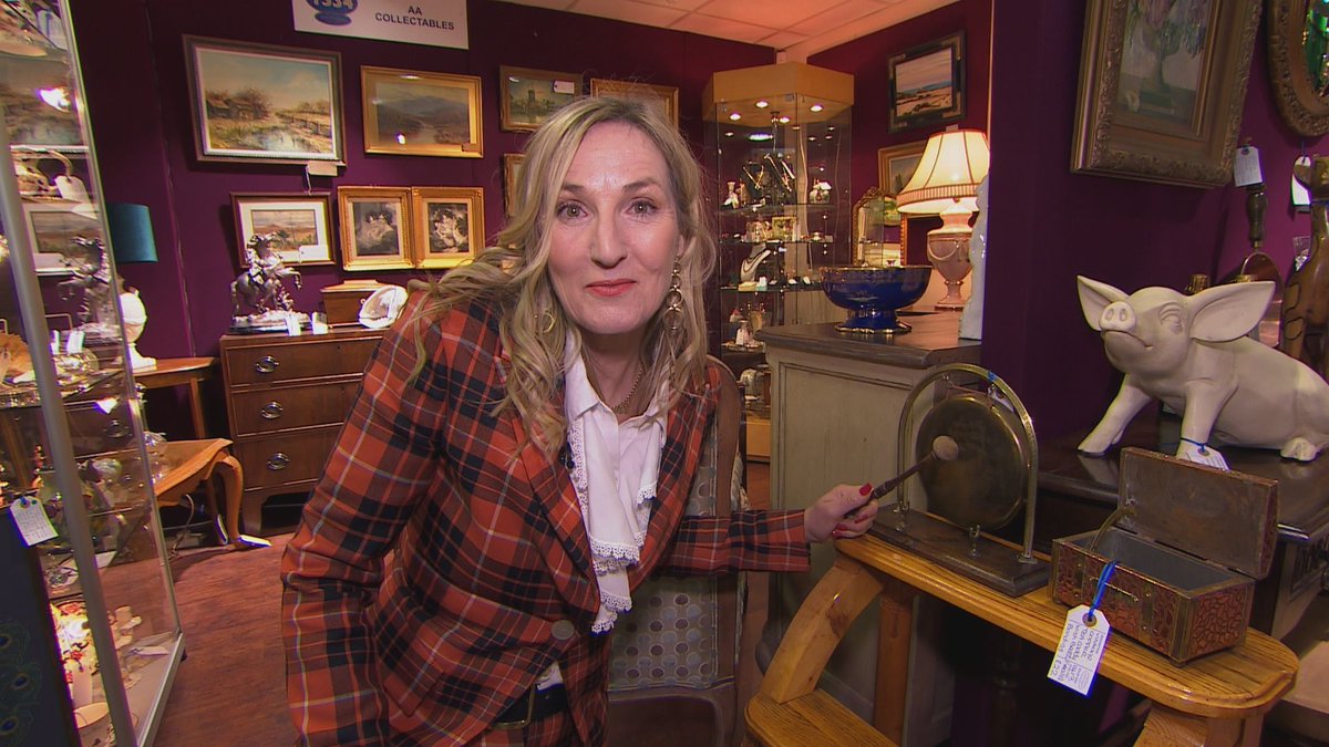 BBCBargainHunt's tweet image. Today's #BBCBargainHunt came from lovely #Hemswell in #Lincolnshire, with @hawley_caroline in charge,  @izziebalmer1  @VintiquesMark our experts and auctioneer @ColinYoungAWA. 🔴 🔵 

Head to ➡️ @BBCiPlayer 📺  bbc.co.uk/programmes/m00…