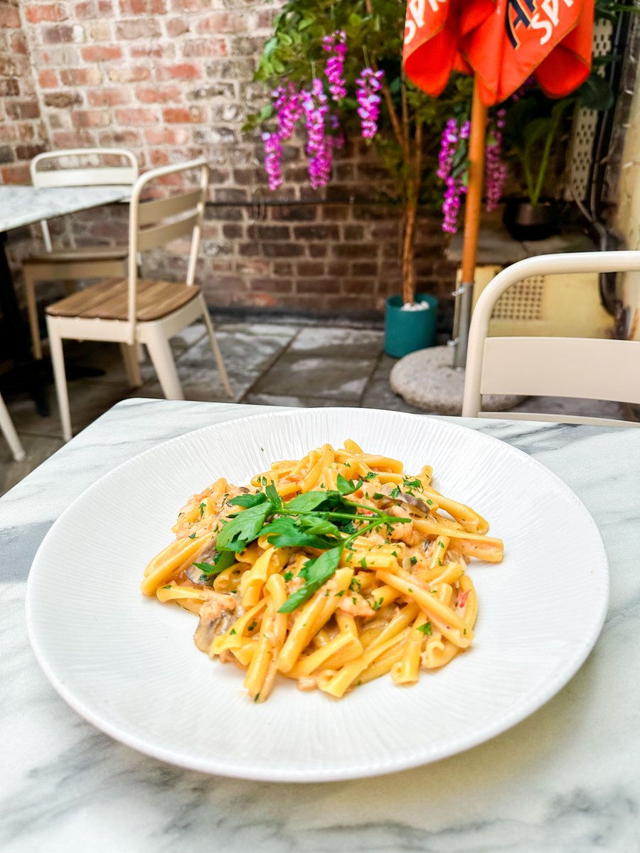 italianclubnews's tweet photo. We didn’t choose the pasta life, the pasta life chose us 😉
📍 85 Bold Street, Liverpool, L1 4HF
#TheItalianClub #Liverpool #LiverpoolItalian #LiverpoolRestaurant #LiverpoolEats #FoodiesLiverpool #VisitLiverpool #ExploreLiverpool #Pasta https://t.co/h10B0ZIk4n