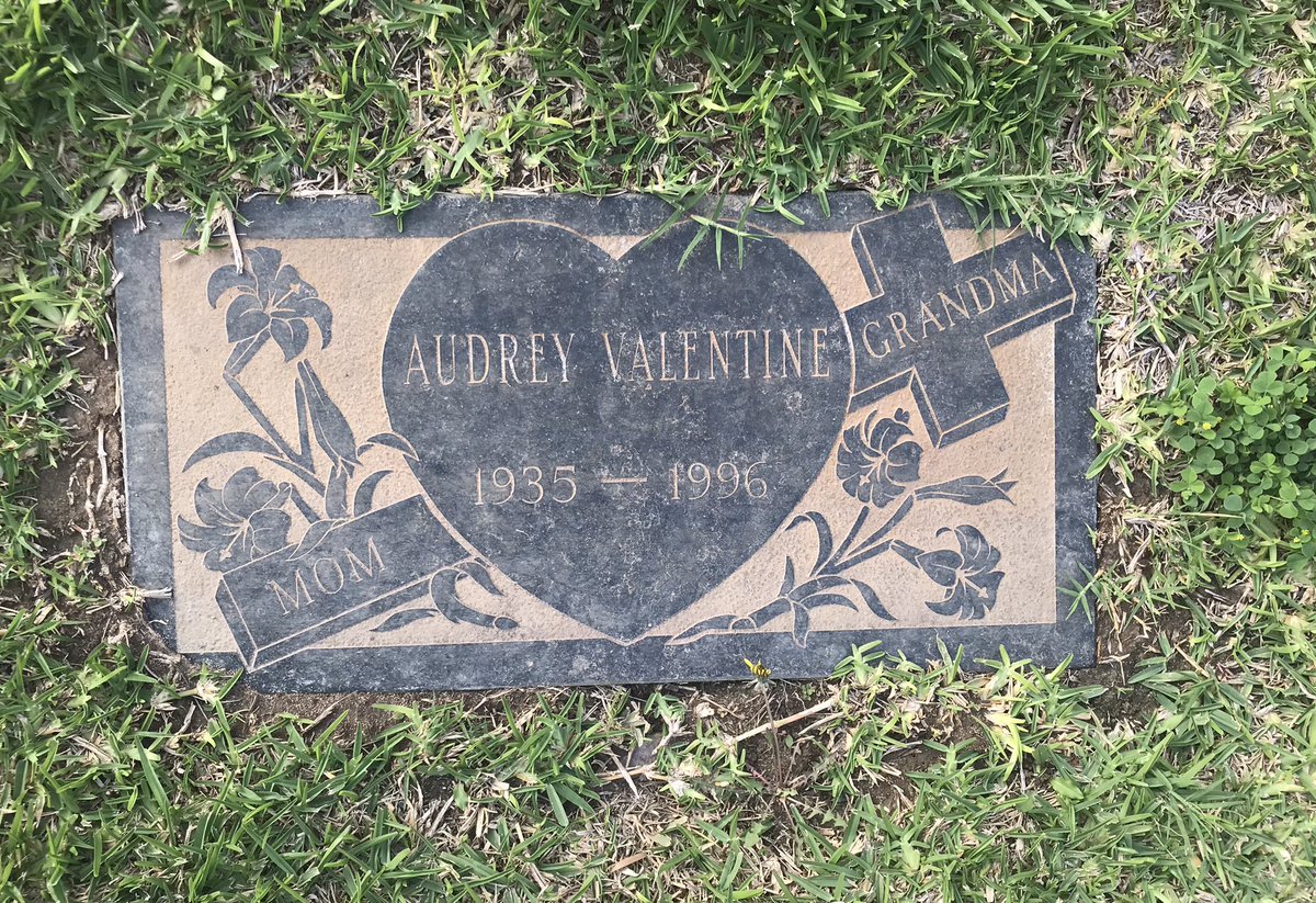 fortuneftg's tweet photo. I tried digging around to see if I could find out more about this grave, she’s buried interned in the same area as Bela Lugosi. Such a beautiful headstone. #holycrosscemetery #culvercity #losangeles #taphophile #heartsandcrosses #graveyard #travelphotography #cemeteryphotography https://t.co/N9cbq3sfa2