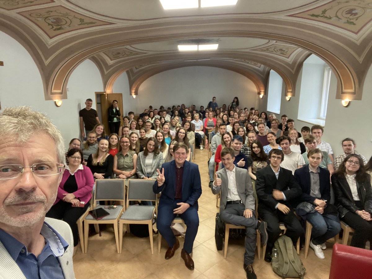 Vystrcil_Milos's tweet photo. Zajímavé otázky, připomínky a názory zazněly od studentů na dnešní besedě v zaplněné aule ⁦⁦⁦⁦@kgtrebic⁩. Úspory, rozpočet, Čína, Taiwan, jak se stát politikem, manželství pro všechny, ústavní soudci… Tolik alespoň některá témata. Díky za pozvání a za zájem. 🙏👍 https://t.co/nPwWLuVFIz