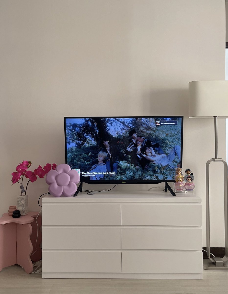 orchidpoison's tweet image. dari yang ngerantau cuma bawa uang 100ribu buat seminggu, numpang hidup di rumah nenek, pernah diusir tiba tiba dari kost kostan sampai akhirnya di umur 25 tahin bisa ngerasain tinggal nyaman di apartment.

padahal dulu mau makan aja harus bongkar tabungan isinya 500perakan