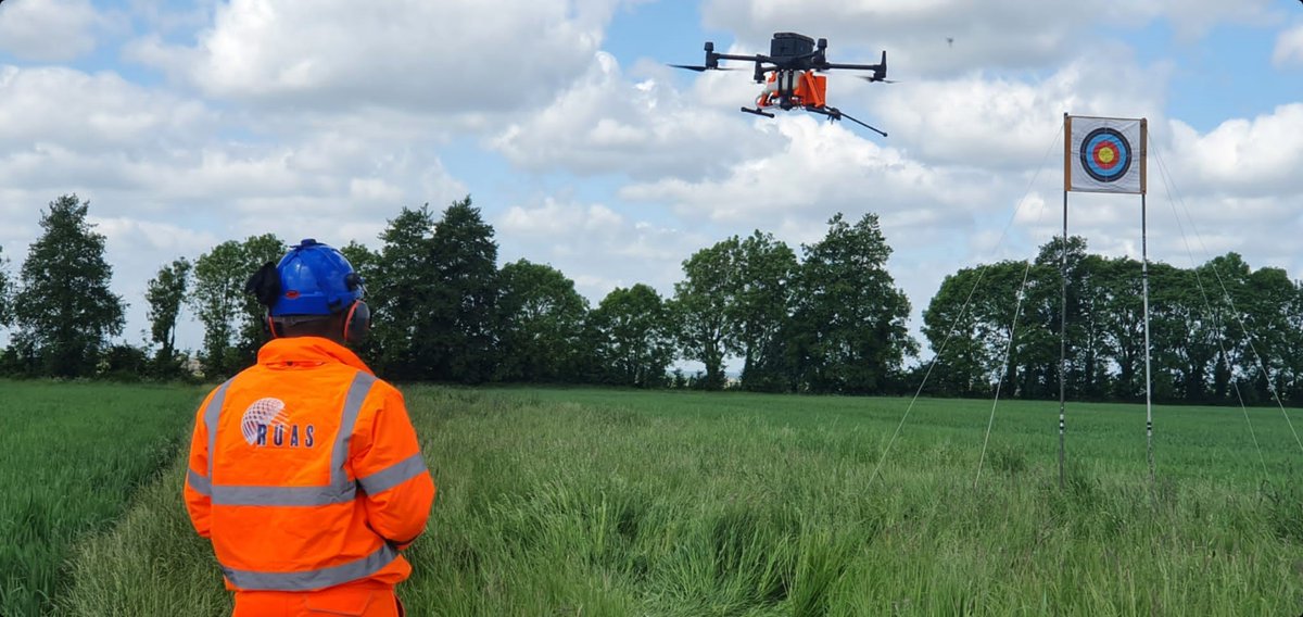 A trial allowing drones to control weeds growing on railway infrastructure is taking place across the country. press.hse.gov.uk/2023/06/05/dro…