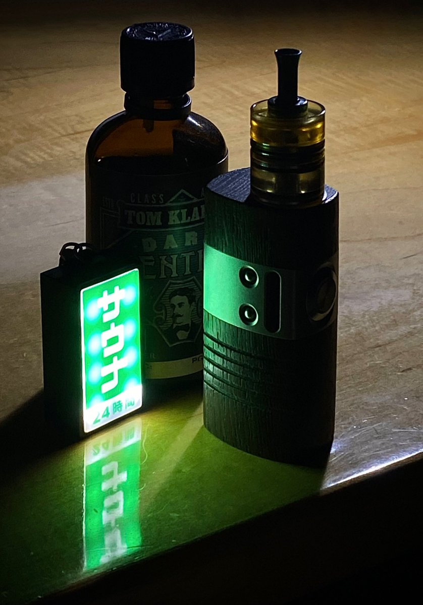 shuvaper's tweet photo. もともと、この垢はVAPE垢でしたが、紆余曲折の後、VAPEはほとんどつぶやかなくなりました。
何故か?
それは、もう1年半ぐらい前から、このMOD、このアトマ、このリキッドしか使ってないからです
#MellodyBoxV2
#ANTIQUITY
#TOMKLARKS
#DARKMENTHOL
#サウナ https://t.co/kIN9z75Jre