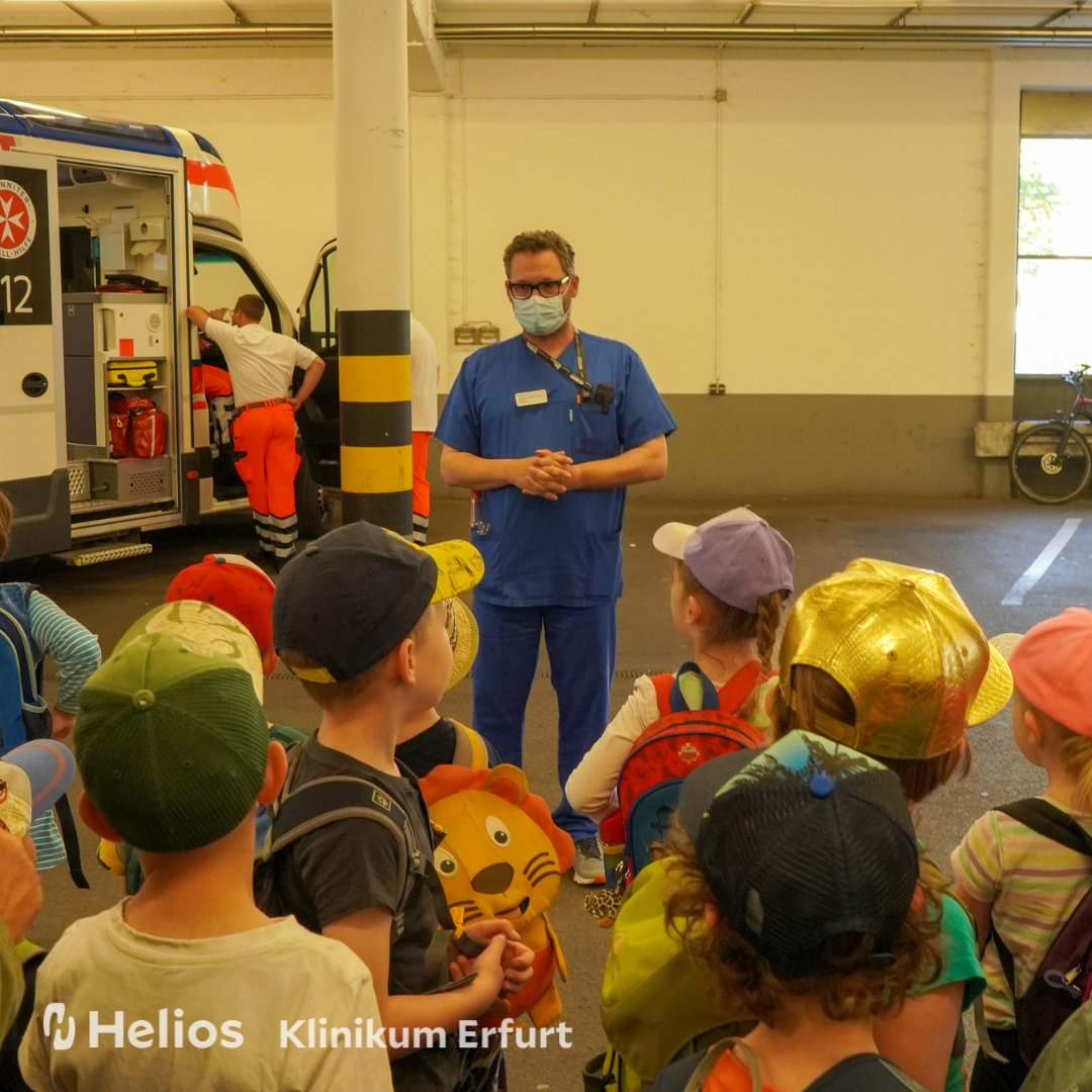 ErfurtHelios's tweet photo. Ein aufregender Tag voller Entdeckungen im #Notfallzentrum! Heute durften 20 aufgeweckte & neugierige Kinder aus der Kindertagesstätte Kinderland Ringleben e.V. einen spannenden Einblick in die Welt der #Notfallmedizin werfen.
@GERpocus führte die Kleinen durch unser #Klinikum. https://t.co/DO882B2n65
