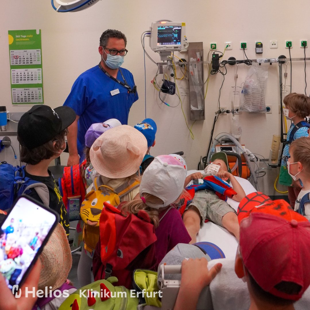 ErfurtHelios's tweet photo. Ein aufregender Tag voller Entdeckungen im #Notfallzentrum! Heute durften 20 aufgeweckte & neugierige Kinder aus der Kindertagesstätte Kinderland Ringleben e.V. einen spannenden Einblick in die Welt der #Notfallmedizin werfen.
@GERpocus führte die Kleinen durch unser #Klinikum. https://t.co/DO882B2n65