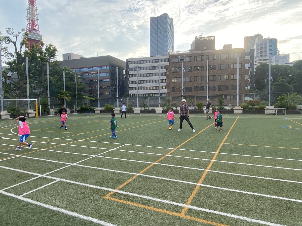 onarimonkickers's tweet photo. 本日、1週間ぶりにスクール開催できました😊　

今日は久しぶりの子供vs大人の勝負！！　

暑すぎてみんなで最後はバテました🤣　

#御成門小学校　
#御成門キッカーズスクール　
#サッカー　
#会員募集中 https://t.co/99osNxM51B