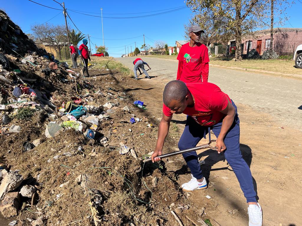 ♦️In Pictures♦️

PS @MMsimanga_B leading the #AndriesTataneCleanUpCampaign in ward5, Metsimaholo.

Every Monday PS leads from the front as a public rep by engaging in uplifting programs in his adopted wards. 

-This is to ensure that the dignity humanity of our people is restored