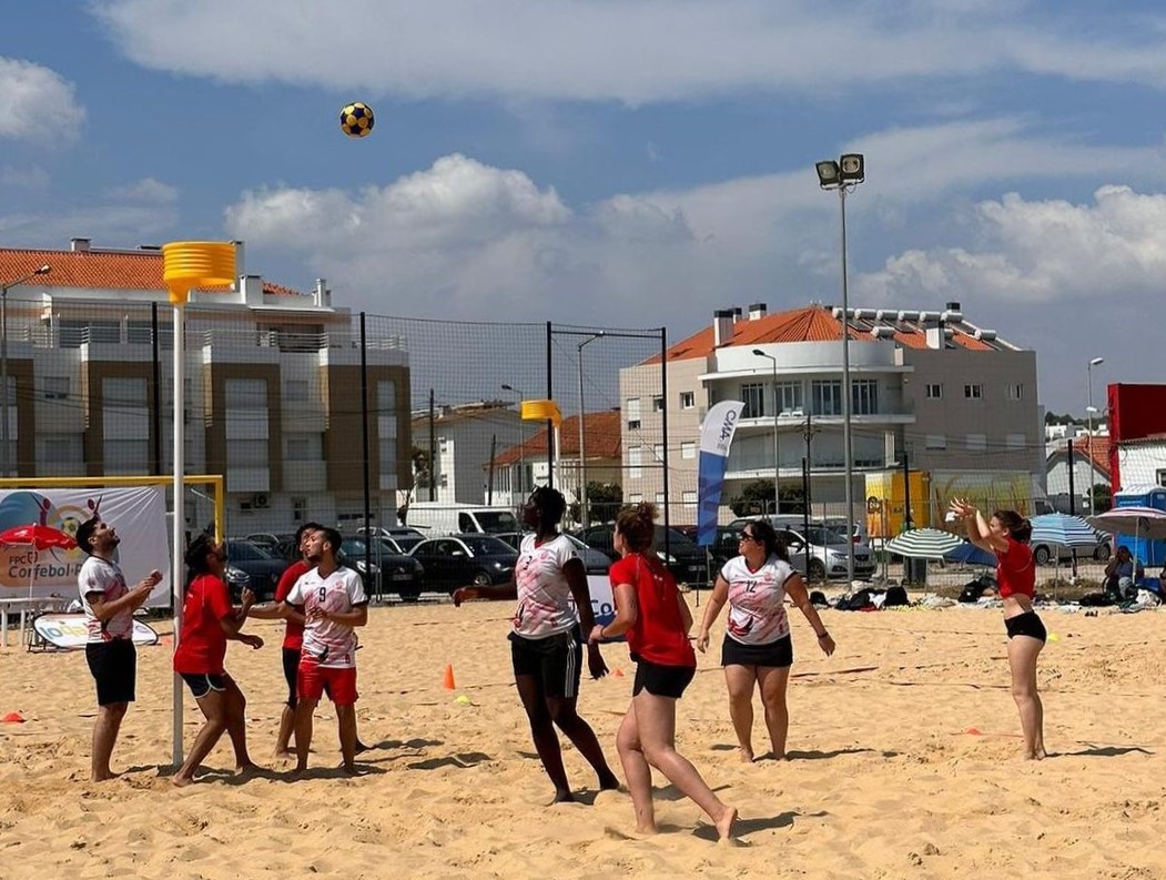 Caparica's beach in #Portugal hosted the 'Campeonato Nacional de #Corfebol de Praia 2023' last Saturday! 👏 Congratulations to all participants & organisers of this always exciting #beachkorfball championship.

More info: fb.com/FPCorfebol

#korfball #korfbal #beachkorfbal