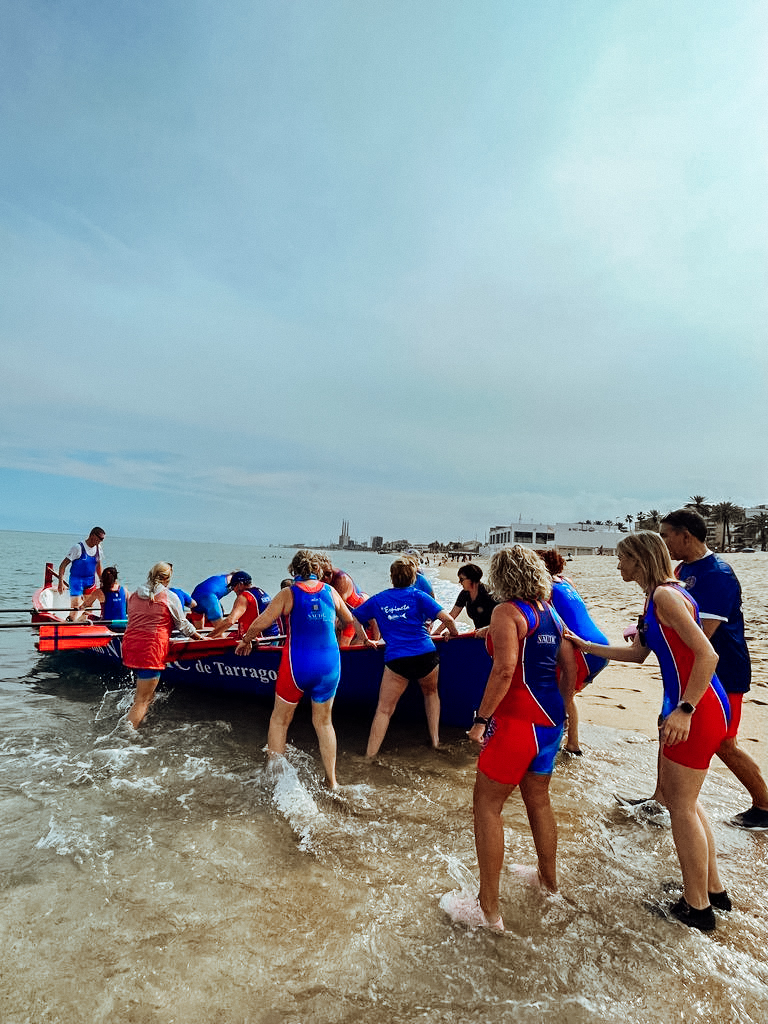 Aquest passat cap de setmana, es van desplaçar tres tripulacions del Reial Club Nàutic 🌊 a Badalona per disputar la XVII edició de la LLARGA DE BADALONA 2023, que organitza el grup de rem del Club Nàutic Bétulo de Badalona 🚣🏻.

👉🏼 Les tripulacions formaven part dels veterans