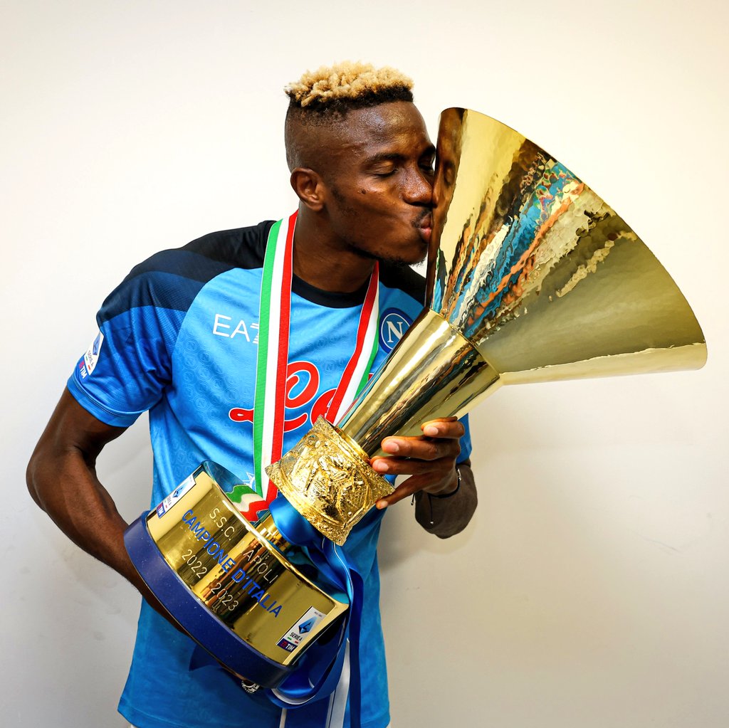 Victor Osimhen, 2022/23 🇳🇬

👕 39 games
⚽️ 31 goals
🅰️ 4 assists
🎯 35 G/A in 39 games
🏆 Serie A title
🎖️ Serie A top scorer
🌟 Serie A Striker of the Year
