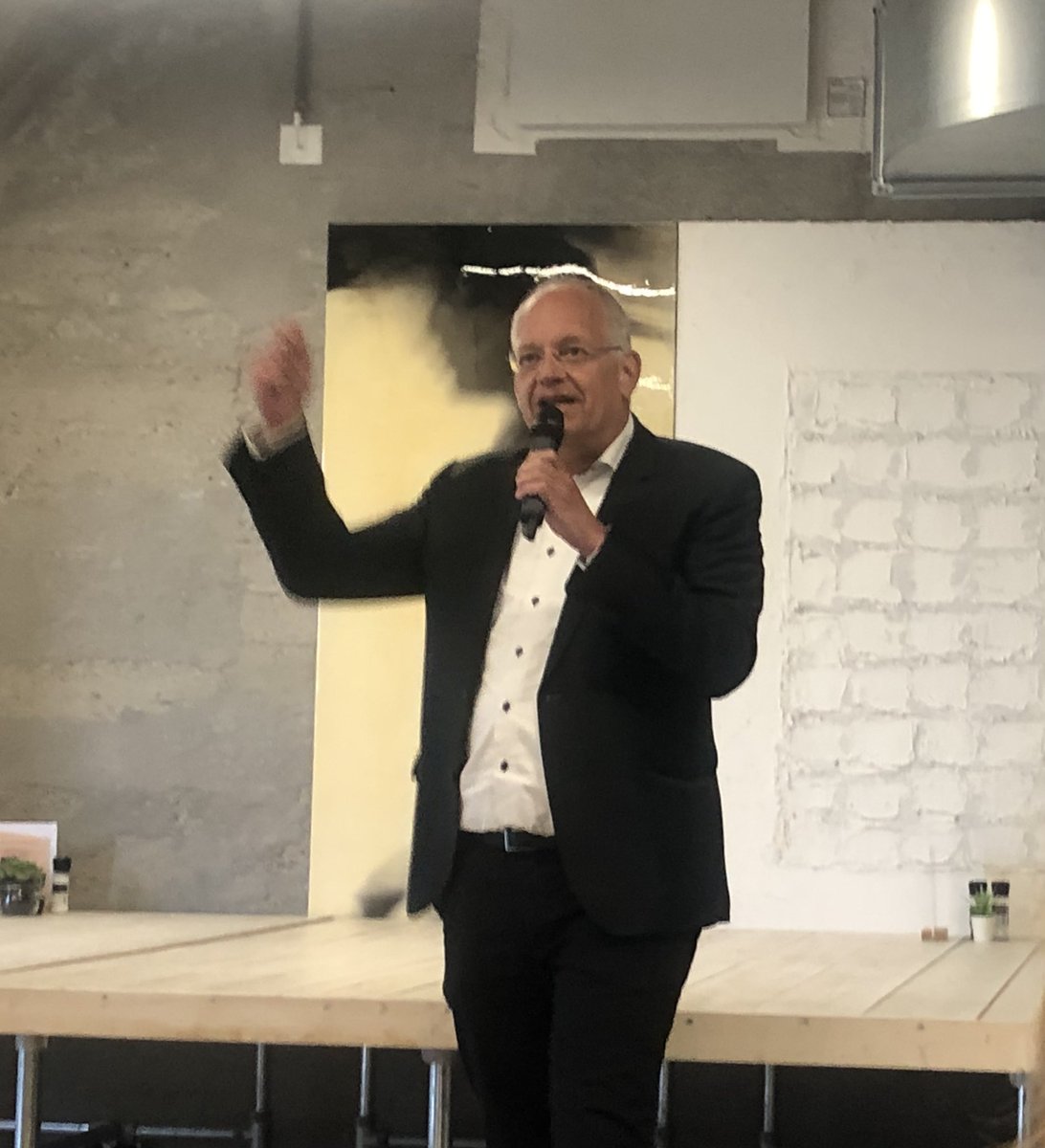 Actieve bewoners, een manifest, Marcel Canoy en Eric Gerritsen (Ymere). Hoe gaan we wonen? “Is dat beleid of is daarover nagedacht?” Hoe verbinden we <a href="/MinVWS/">Ministerie van VWS</a> <a href="/MinBZK/">Ministerie van BZK</a> en <a href="/MinisterieSZW/">Ministerie van Sociale Zaken & Werkgelegenheid</a> rond de woonopgave. En de corporaties en bewoners en de sociale basis. movisie.nl/publicatie/zor…