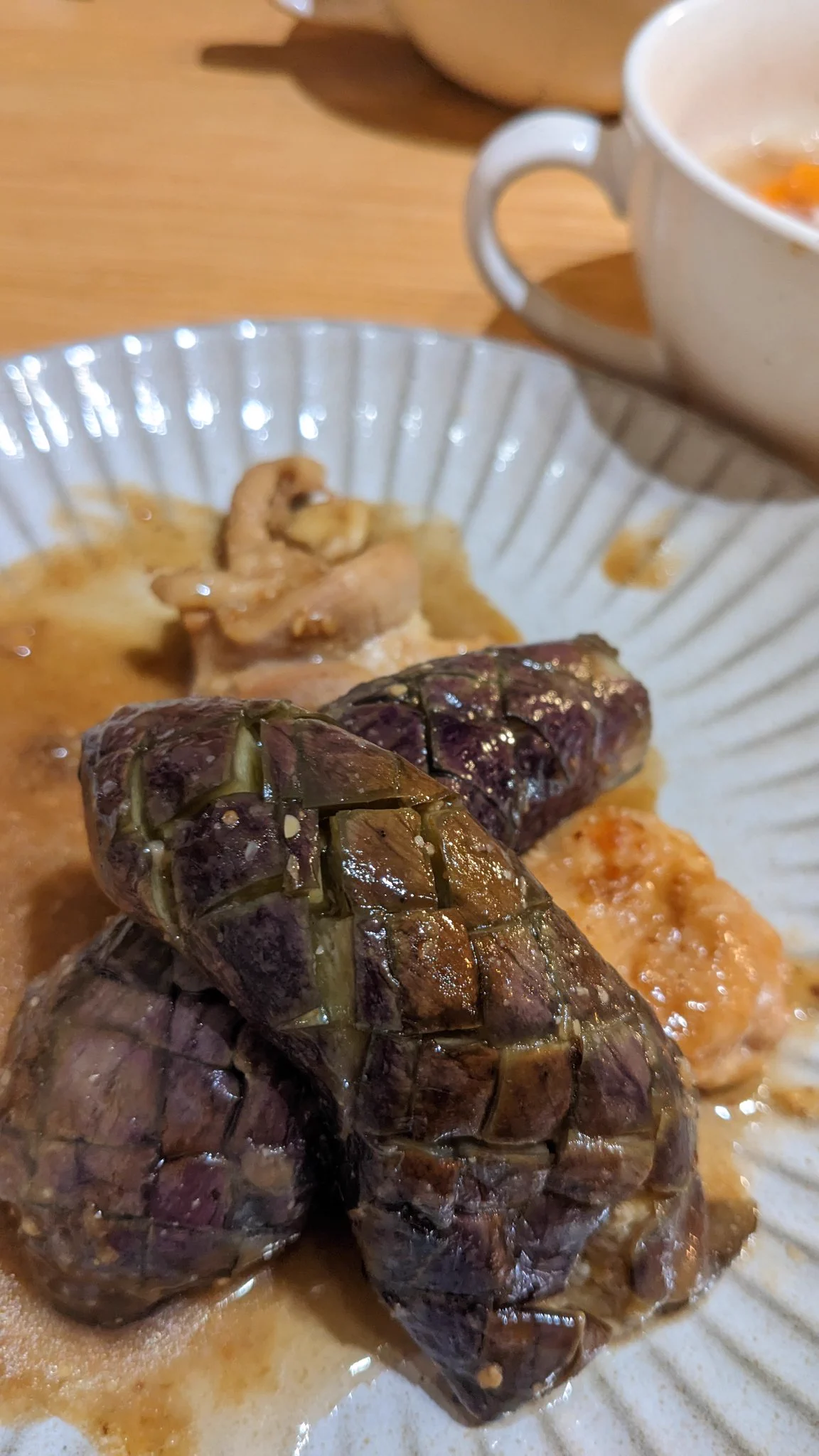 これ今日作ってみたけど、めっちゃ美味かった。
茄子を蒸し焼きにするのがミソ。あと味噌もミソ。  