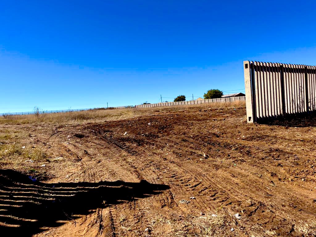 ♦️In Pictures♦️

PS @MMsimanga_B together with the BCT embarked on the
#AndriesTataneCleanUpCampaign in Ward5 Oranjeville in Metsimaholo. 

Take a look at the impact!

Before.                                           After