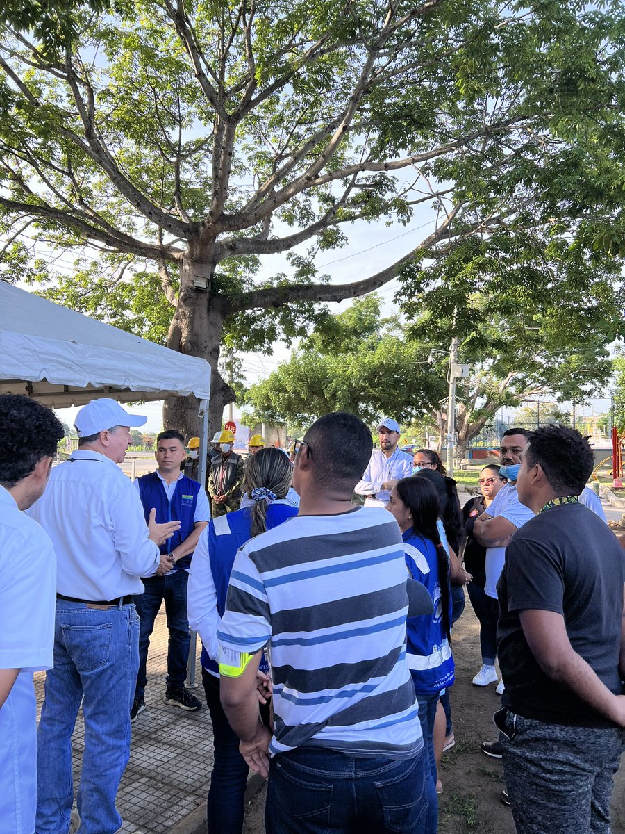 dianacantilloc's tweet photo. Hoy en el Día del Medio Ambiente acompañamos a @PimsaEPI y a empresarios en la Jornada de Limpieza del Arroyo La Luna. Muchas gracias al @COL_EJERCITO por apoyarnos con esta iniciativa. https://t.co/rLjddZ58n8
