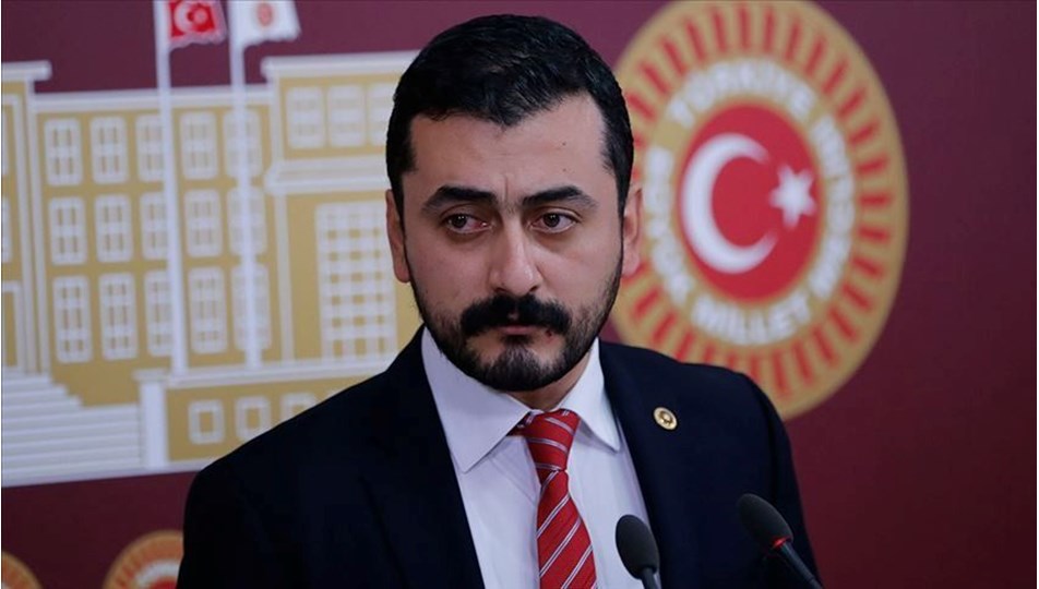 TurkeySpiker's tweet photo. Kemal Kılıçdaroğlu kaybederse "Namusu ve şerefi üzerine yemin edip" istifa edeceğini söyleyen Eren Erdem, CHP'nin Sosyal Medya Sorumlusu oldu.
#spikerturkey https://t.co/G9A1DArrPG