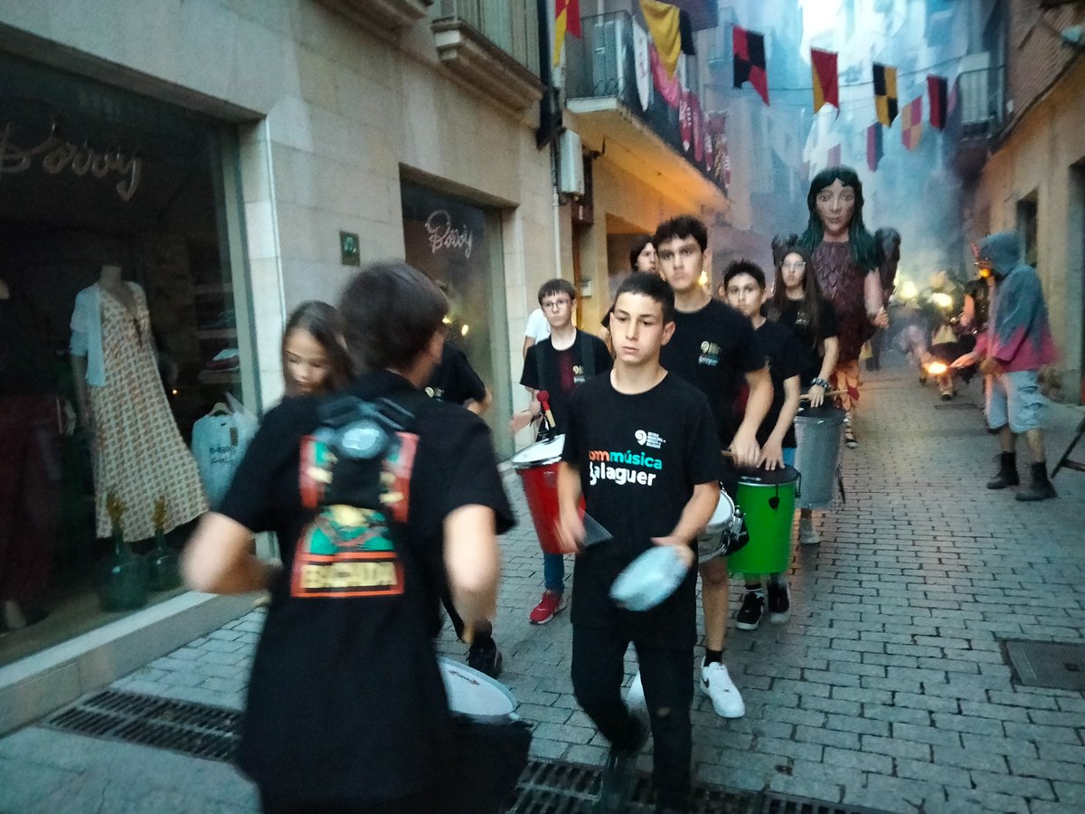 El grup de batucada de l'escola va participar en els actes de l'#harpia2023

Gràcies a tots els participants!!

#sommúsica #somescola #somcultura #sombalaguer