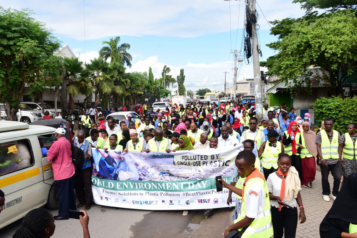 CareElimu's tweet photo. On #WorldEnvironmentDay, we partnered with amazing organizations to make a big impact with an epic #EnvironmentCleanUp in Mombasa! #environment https://t.co/w9r81JAh4u