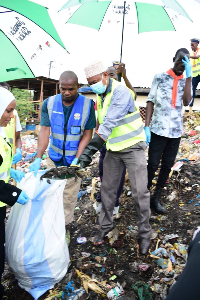 CareElimu's tweet photo. On #WorldEnvironmentDay, we partnered with amazing organizations to make a big impact with an epic #EnvironmentCleanUp in Mombasa! #environment https://t.co/w9r81JAh4u