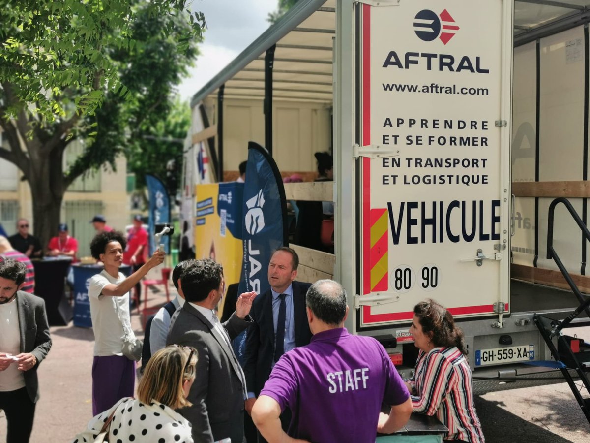 La Place de l'emploi et de la formation dédiée au #transport #logistique fait étape à la cité de la Rouguière à Marseille pour faire découvrir le secteur, recruter au plus près des habitants <a href="/Nes_et_Cite/">Nes & Cité</a> <a href="/ReseauCarius/">Carius</a> @FntvPacaCorse <a href="/AFT_TL/">AFT TRANSPORT & LOGISTIQUE</a> <a href="/AFTRAL/">AFTRAL</a> <a href="/ThibautGuilluy/">Thibaut Guilluy</a> #TousMobilisés
