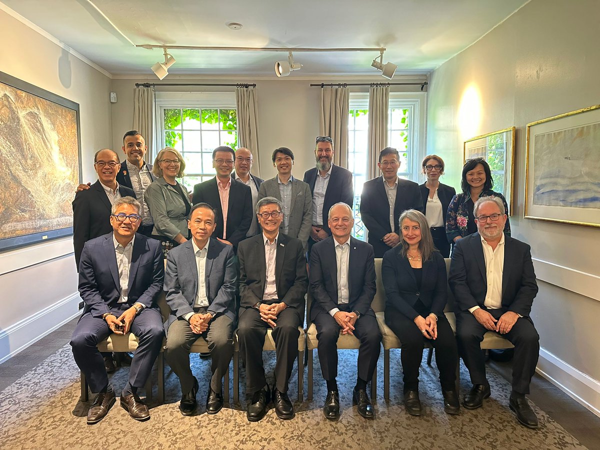 Last week, #UofT had the pleasure to welcome <a href="/NUSingapore/">NUS</a> President, Prof. Tan Eng Chye, to our campus and to sign an MoU. We look forward to fostering a closer, strategic partnership with #NUS by building on our existing collaborations and synergies in research &amp; education. 🤝