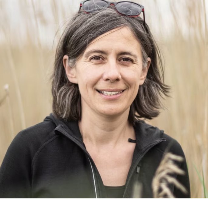 Einer der unterschätztesten Ökosysteme für den #Klimaschutz sind #Moore. Trockengelegt zerstören sie das Klima. Wieder vernässt binden sie mehr CO2 als Wälder. Mit 🇩🇪 bekanntester Moor-Expertin <a href="/TannebergerF/">Franziska Tanneberger</a> sprach ich darüber, was jetzt zu tun ist 👉🎧 letstalkchange.podigee.io/108-tanneberger