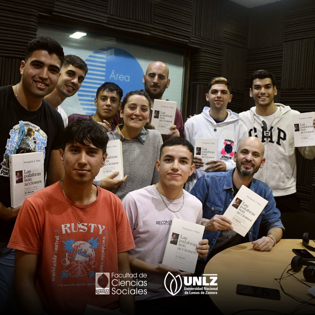 SocialesUNLZ's tweet photo. 📣En la semana de las y los periodistas, Radio Conurbana  obsequia “Las palabras son acciones: historia política y profesional del diario La Opinión de Jacobo Timerman”, el libro del periodista, docente e investigador Fernando J. Ruiz.

#SomosSociales #SocialesUNLZ https://t.co/jFAVx0QYzM