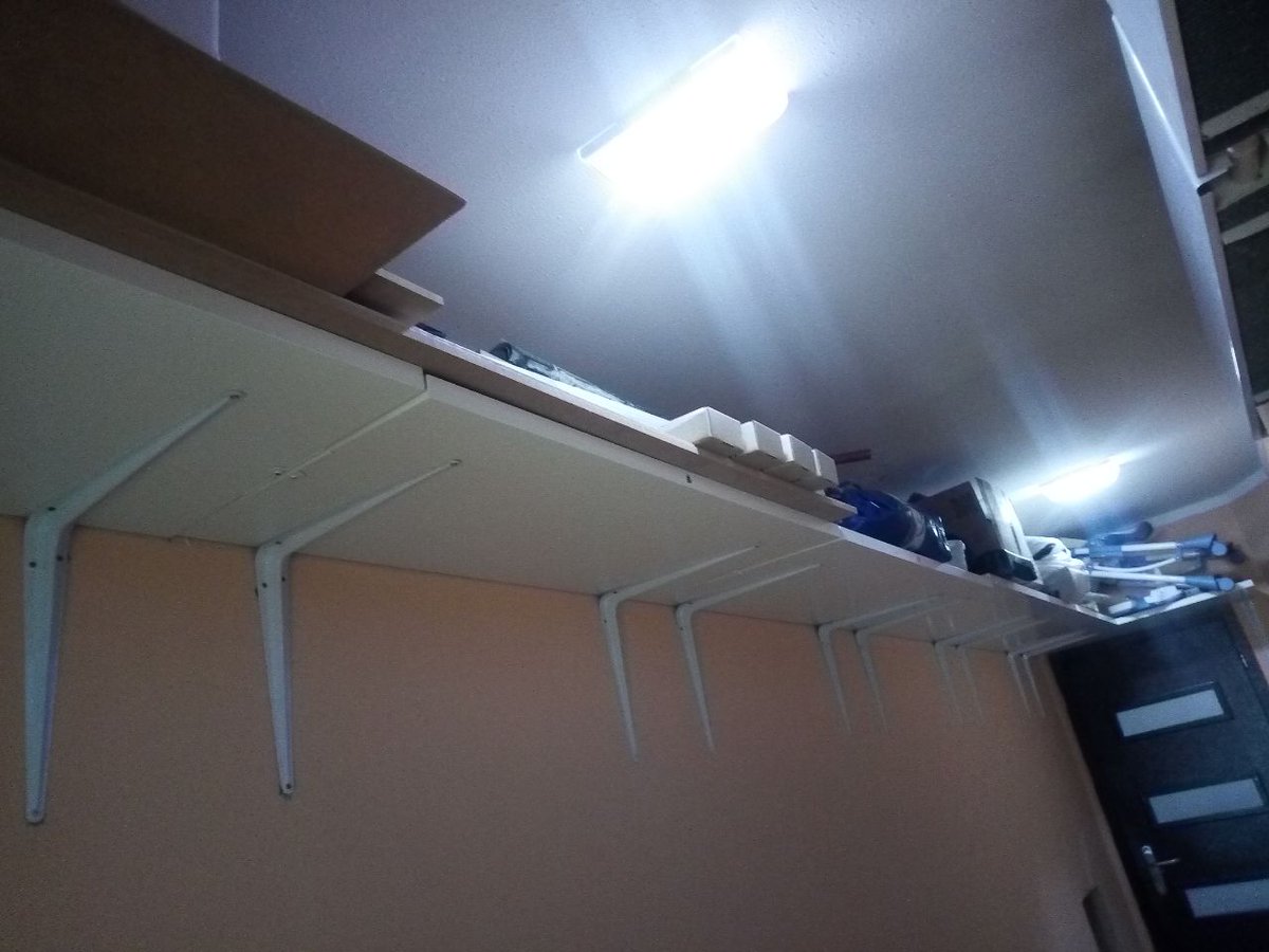 Что делают люди при безграмотной планировке хранения в квартире-новостройке... Антресольки в коридоре! 🤣
Это картинки из разных мест, просто поугарать: человек всегда всё будет барахлить вокруг себя, и не важно какой дом, важно иметь мозг (у дизайнера-продажника тоже))