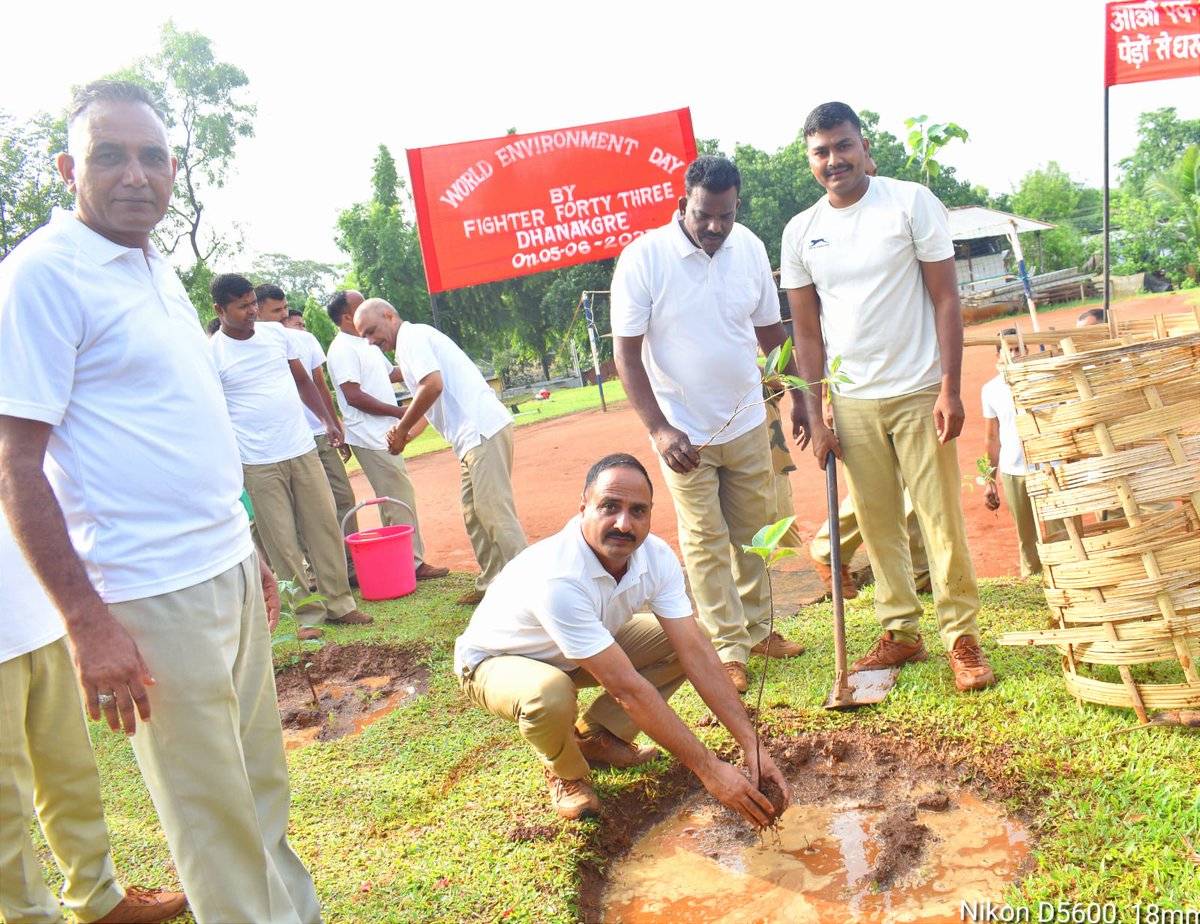 BSF_Meghalaya's tweet photo. Troops of BSF Meghalaya took pledge to protect environment on ‘World Environment Day-2023. Besides it, troops carried out plantation drives at many bordering areas along Indo-Bangla Border.
#WorldEnvironmentDay2023 
#MissionLiFE 
#ChooseLiFE 
#SaveNatureSaveEarth https://t.co/txaXhSusMe