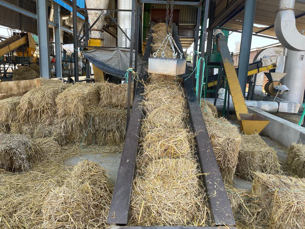 PSCST_GoP's tweet image. On the occassion of #Worldenvironmentday2023, Hon’ble CM, Pb @BhagwantMann inaugurated Demo Unit for manufacturing of pellets from 100% #Paddystraw set up by @PSCST_GoP in collaboration with @PRESPLdesk at Vill. Kulburchan, Patiala.

@CMOPb @meet_hayer @JKAroraEDPSCST @moefcc