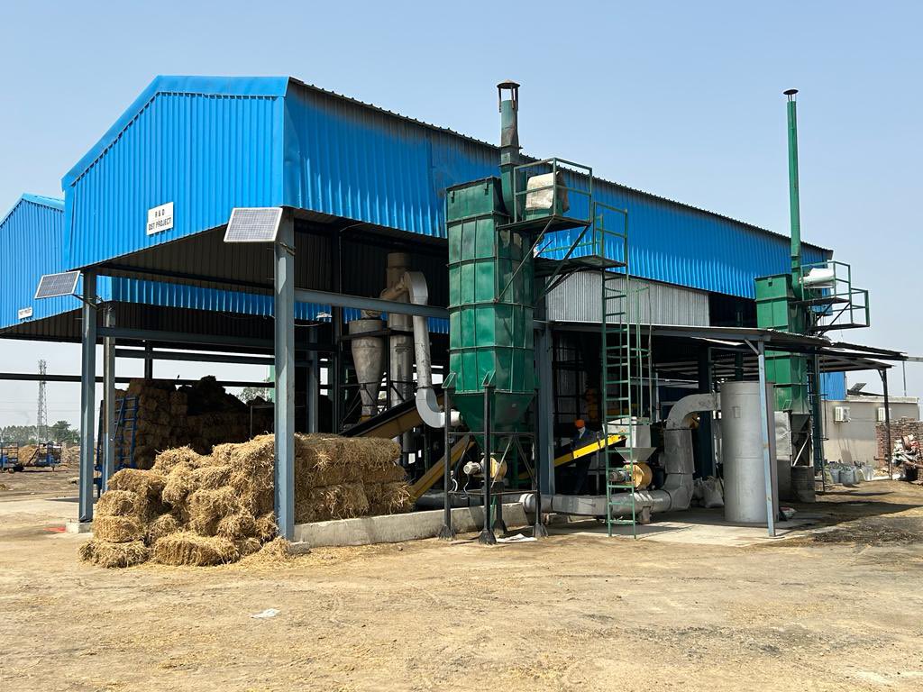 PSCST_GoP's tweet image. On the occassion of #Worldenvironmentday2023, Hon’ble CM, Pb @BhagwantMann inaugurated Demo Unit for manufacturing of pellets from 100% #Paddystraw set up by @PSCST_GoP in collaboration with @PRESPLdesk at Vill. Kulburchan, Patiala.

@CMOPb @meet_hayer @JKAroraEDPSCST @moefcc