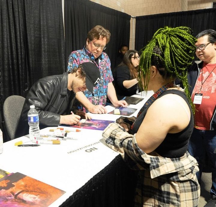 FCJosephQuinnCL's tweet photo. Joseph firmando autógrafos en la @FANEXPOPhilly 💜

#josephquinn 
#chileneedsjosephquinn 
#fanexpo 
#Philadelphia 
#Chile https://t.co/1DWX2FjHvy