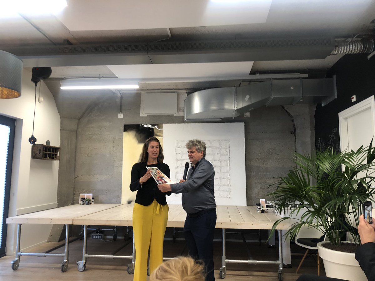 Tweedekamerlid @CorinneEllemeet neemt 1e exemplaar ‘zorgzame buurten’ in ontvangst. ‘Ook in buurten waar mensen veel kopzorgen hebben, kan dat’. Ouderenzorg in 2040: wat moet anders? <a href="/2eKamertweets/">Tweede Kamer</a> <a href="/Movisie/">Movisie</a> @VilansNL