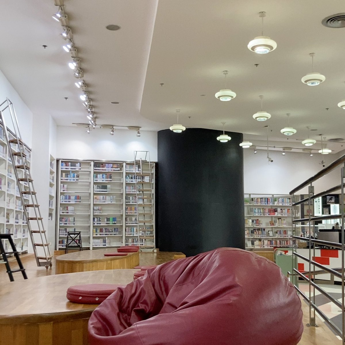 narcissusnholly's tweet image. แนะนำที่นั่งอ่านหนังสือในกทม ⭐️

🚂 tk park centralworld
มีปลั๊ก, free wifi ถ้าไปวันธรรมดาจะค่อนข้างเงียบ ส่วนเสาร์อาทิตย์คนจะเยอะเลย

เข้าฟรี3ครั้งแรก รายวัน20บาท เราสมัครสมาชิกรายปี100บาทเอา ถ้ามาบ่อยก็จัดเลยย คุ้มมาก 👍🏻