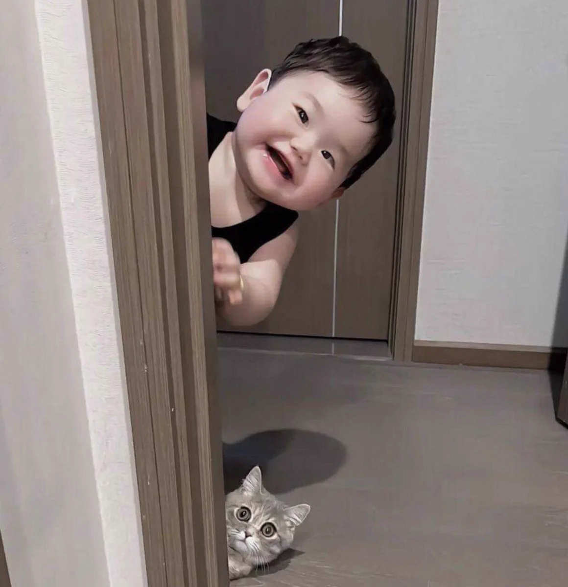 ひょっこりと現れた子どもと猫。同じタイミングで可愛い仕草！？
