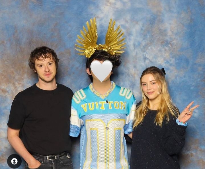 FCJosephQuinnCL's tweet photo. Joseph Quinn y Grace Van Dien con fans en la @FANEXPOPhilly ❣️

#josephquinn #chileneedsjosephquinn #gracevandien 
#fanexpo 
#Philadelphia 
#Chile https://t.co/IACihAFCj9
