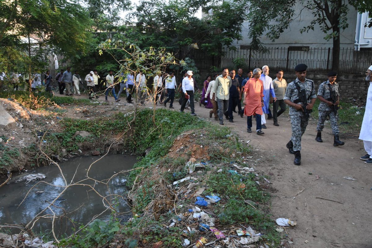 arvindkumar_ias's tweet photo. Inspected #MirAlam Tank bund along with MP #Hyderabad Janaab @asadowaisi saaheb, team @hulfoundation & officials.
We plan to open up the entire bund (5.5 kms) for pedestrians & take all necessary measures towards safety & economic & social rejuvenation
@KTRBRS https://t.co/rr6tQYJOIL