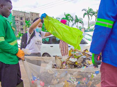 On #WorldEnvironmentalDay2023 <a href="/UKinCameroon/">UK in Cameroon🇬🇧🇨🇲</a> recommits to keeping  the environment clean. We are supporting this year’s theme #BeatPlasticPollution through raising awareness of proper waste management.
