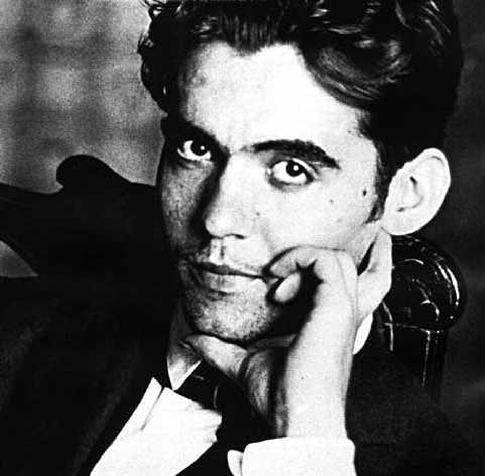 'Llena pues de palabras mi locura o déjame vivir en mi serena noche del alma para siempre oscura' 125 años del nacimiento del poeta andaluz universal, Federico García Lorca. Víctima del fascismo, vive en los corazones de millones de personas.