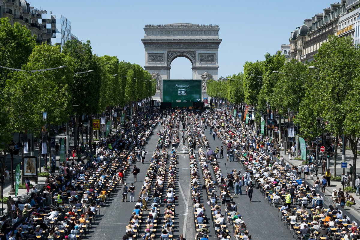 A new @GWR record for 🇫🇷! Yesterday, Paris hosted the world's largest 'dictation' competition🥇

Nearly 1,700 people gathered on the world's most beautiful avenue, transformed into an open-air classroom for the occasion! 🎓

📸ALAIN JOCARD / AFP

#Paris #ChampsElysées #culture