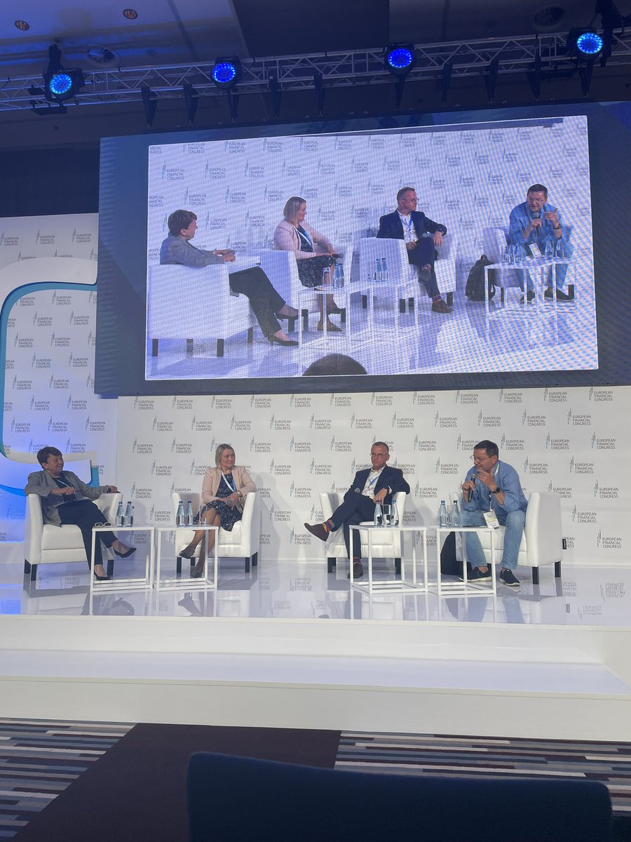 PrvMonika's tweet photo. Dzisiaj na #EKF @pbiel  @SantanderBankPL  w debacie o tym  czy i jak walczyć z inflacją. „Banki centralne powinny być wyczulone na zmiany w otoczeniu i napływające dane. Ale dzisiaj przewidywanie przyszłości jest mega trudne. Dlatego nie trzeba myśleć o szybkim obniżaniu stóp procentowych, bo to nie jest teraz uzasadnione”.