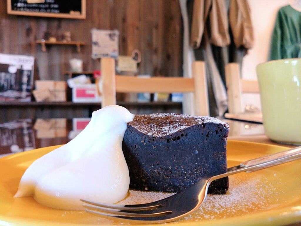 Joekumico's tweet photo. げつようび
いつもは定休日の #CalmissCafe 本日は臨時にOPENしていました。明日~8日までお休みされるそうです。
ガトーショコラ
この子はいつも満ち足りた気持ちにさせてくれるのね。
ベランダ菜園に葉物野菜の種まきしたい。明日は🌞来てねー
#北海道 #ぴっぷ町 #オーガニックカフェ https://t.co/u28hyr5Vrr