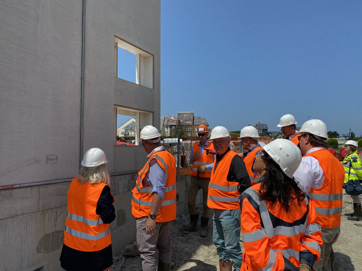 NCPA_Normandie's tweet photo. [RETOUR EN IMAGES] 
Aujourd’hui les élus se sont réunis sur le chantier du centre aqualudique intercommunale #NCPA situé à #Cabourg. 
Visite avec présentation des témoins de façades, les extérieurs, etc. Suivi d’une réunion technique, 🚧 🦺
@Ville_Cabourg @paz_olivier https://t.co/EYqjUuTrZQ