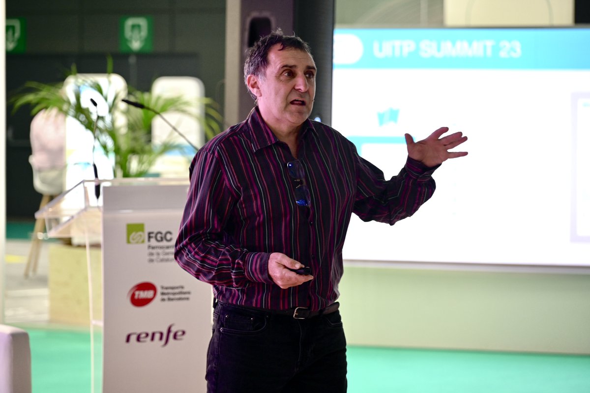 TMB_Barcelona's tweet image. 🚍Ara al nostre estand #UITP2023 Mario Canet, cap de desenvolupament de #busbcn, explica l&apos;aposta #TMB per l&apos;hidrogen destacant &quot;la seva producció sostenible i que es pot emmagatzemar per tornar a utilitzar&quot; i assegura que té &quot;un gran potencial de creixement i reducció del preu&quot;