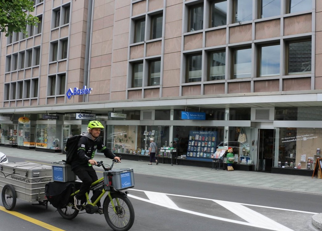 Bei Buchbestellungen auf lesestoff.ch erfolgt die Auslieferung in Chur schnell und ökologisch per velochurier.
Eine starke Partnerschaft – nicht nur auf dem Papier. Schuler Bücher Chur Grabenstrasse lesestoff.ch #churieren