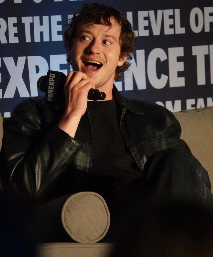 FCJosephQuinnCL's tweet photo. Joseph Quinn en el panel de la @FANEXPOPhilly 

#josephquinn 
#chileneedsjosephquinn 
#fanexpo 
#Philadelphia 
#Chile 
#EddieMunson 
#StrangerThings https://t.co/l9fdxl7Xpx