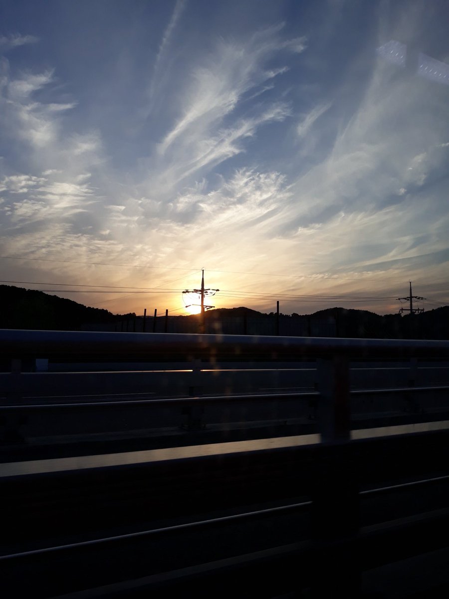 아들내 애완견 메이 만나러가는길에 버스
창박으로 보이는
저녁 노을!
만감이 교차하는 시간...