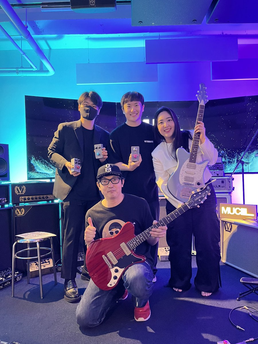 oopegg's tweet photo. 韓国ソウルにて。打ち合わせにご参加いただいた、現地ミュージシャンや代理店関係者(MUCL)の皆様ありがとうございます🇰🇷
OOPEGGギターの韓国国内での販売開始を楽しみにしております🎸
감사합니다!!
#OOPEGG #韓国 #ギタリスト #エレキギター #MusiciansClub #ソウル #弘大 #感謝 #기타 #한국 https://t.co/2MPtOCWZi4